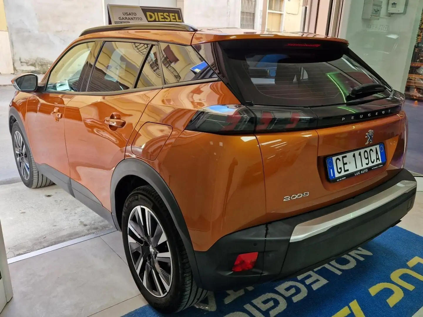 Peugeot 2008 2008 II 2020 1.5 bluehdi Active s Orange - 2