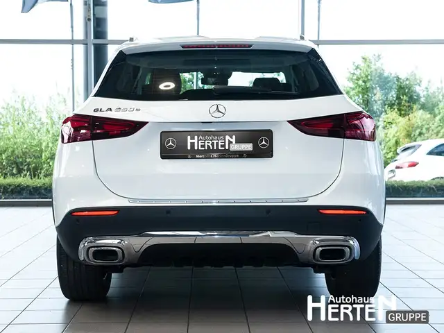 Mercedes-Benz Gla view 4
