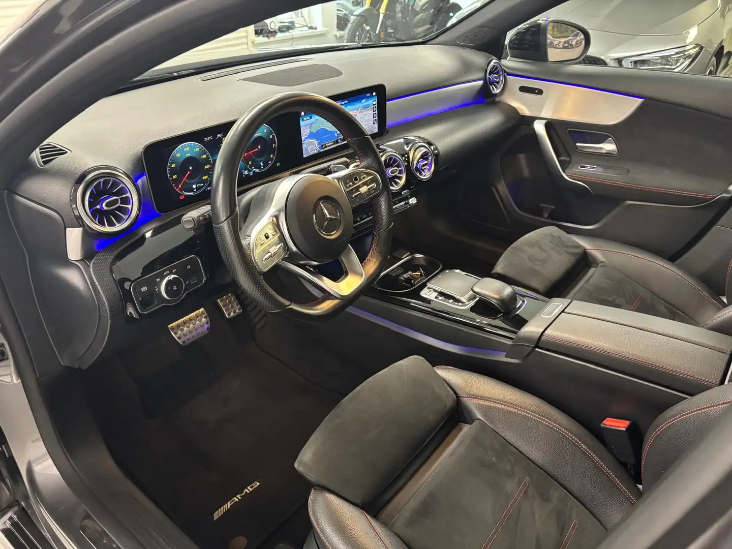Mercedes-Benz A 35 AMG 250 pakket Night Multibeam Sfeerverl. Camera 19" Gri - 2