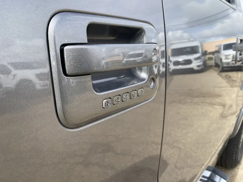 2013 Ford F-150 Lariat SuperCrew 145 | 4X4 | Parking Senors | Rear — photo 5