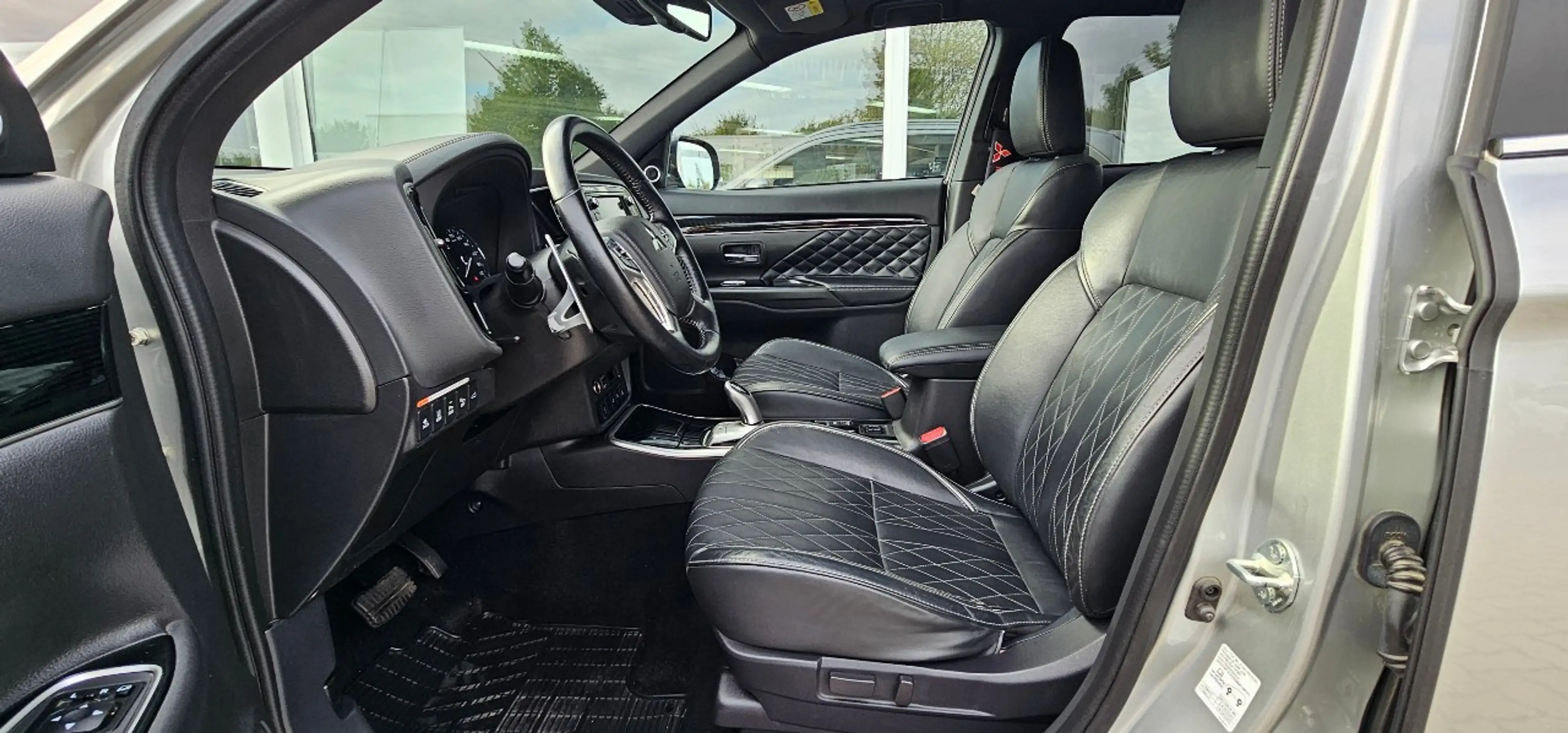 Mitsubishi Outlander Outlander Plug-in Hybrid TOP Navi 2.4 MIVEC 4WD — photo 11