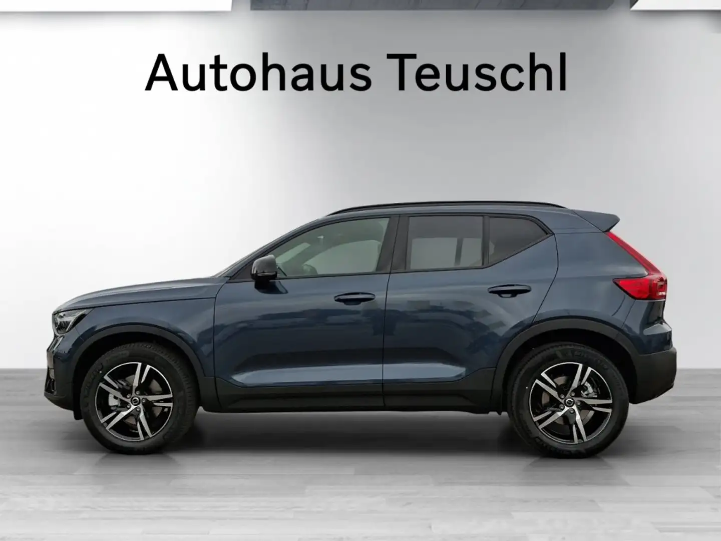 Volvo XC40 Plus, B3 Mild Hybrid, Benzin, Dark Blau - 2