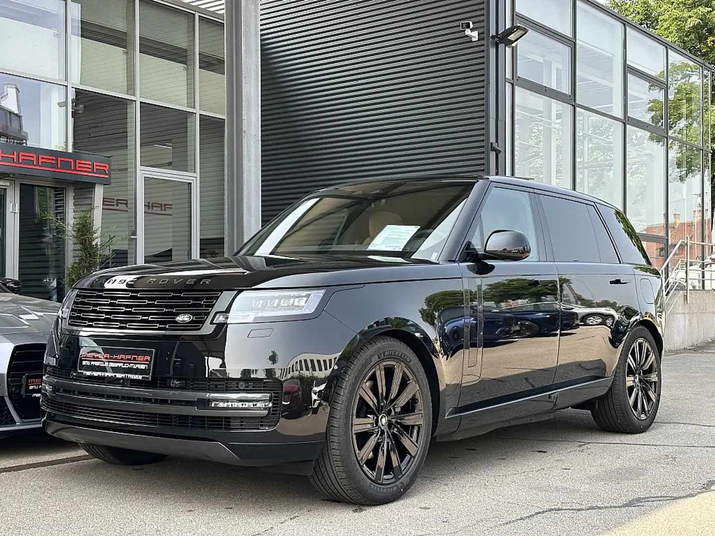 Land Rover Range Rover P460e PHEV LWB AWD HSE Aut. Schwarz - 2