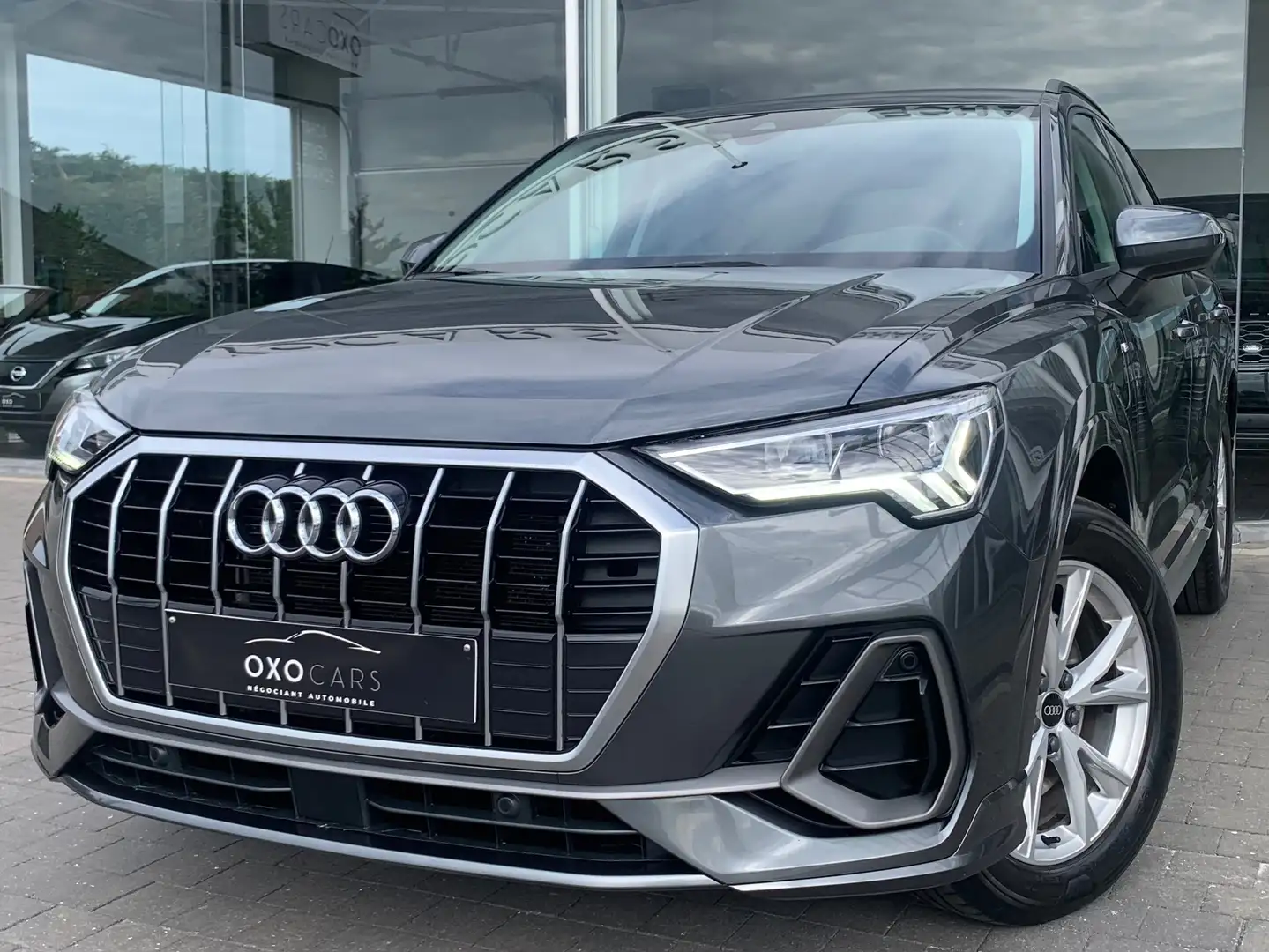 Audi Q3 S Line / 45 TFSIe / PHEV Plug-in Hybrid / TVA / Šedá - 1