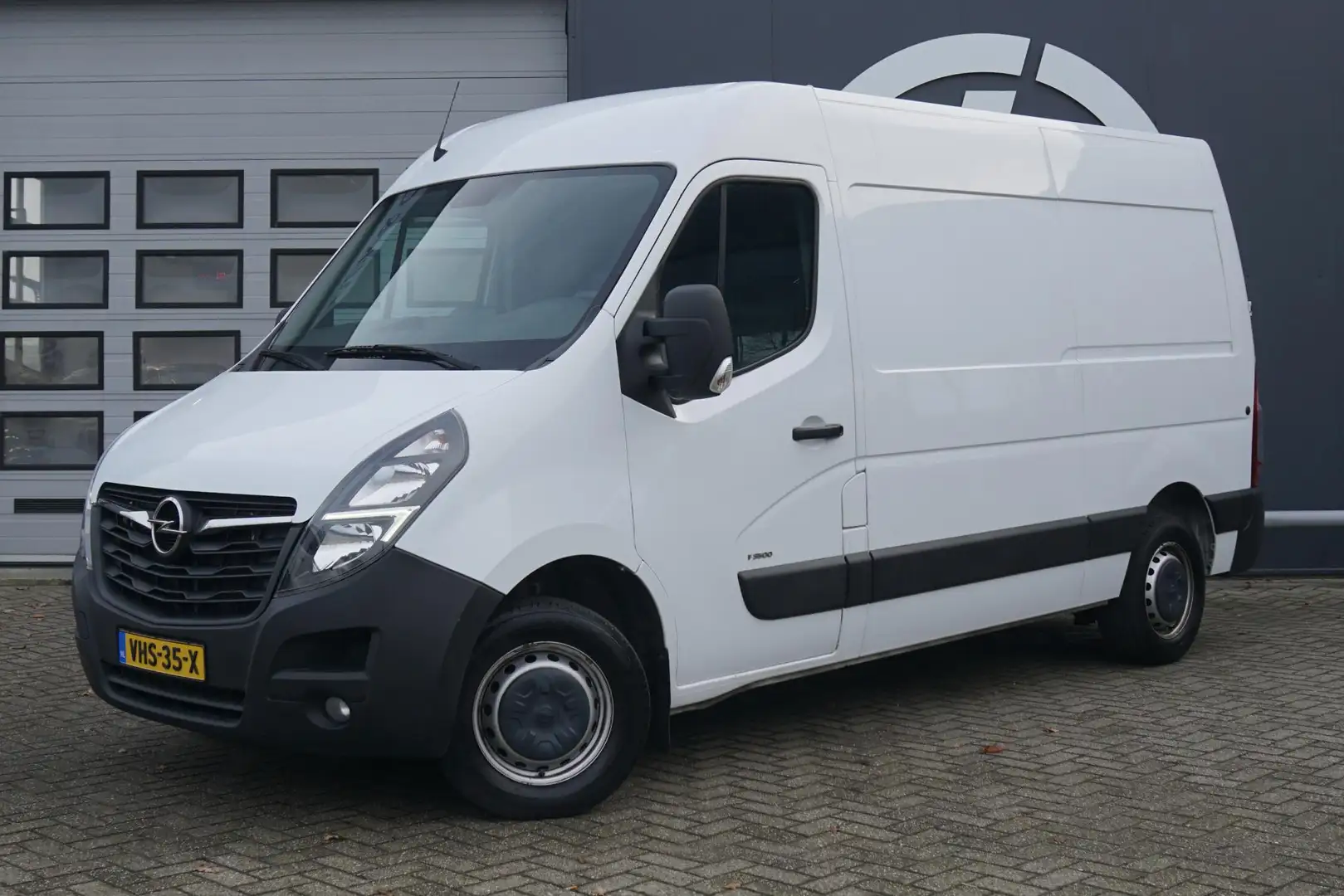 Opel Movano 2.3 TURBO 150 PK L2H2 + 2500 KG TREKHAAK / CAMERA Wit - 1