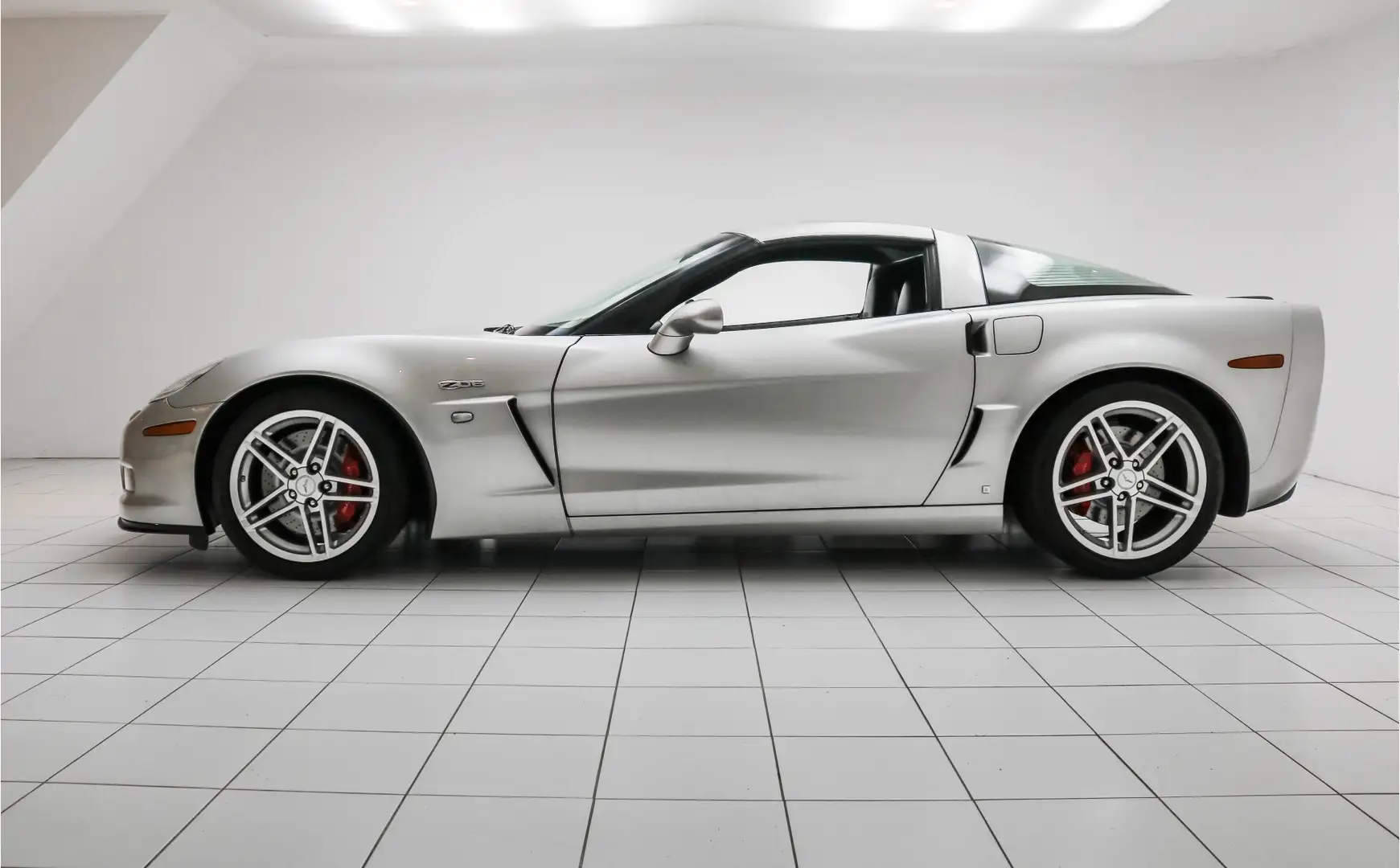 Corvette C6 Coupe Z06 7.0 1 owner - European delivered - Full histor Stříbrná - 2
