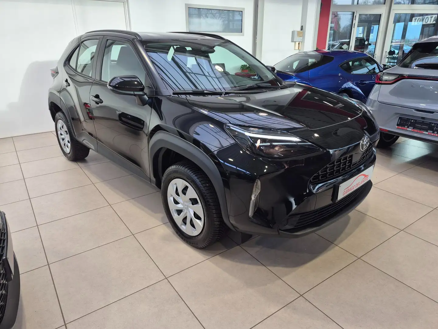 Toyota Yaris Cross 1.5i HYBRID Dynamic +Carplay +Parkeercamera Zwart - 1
