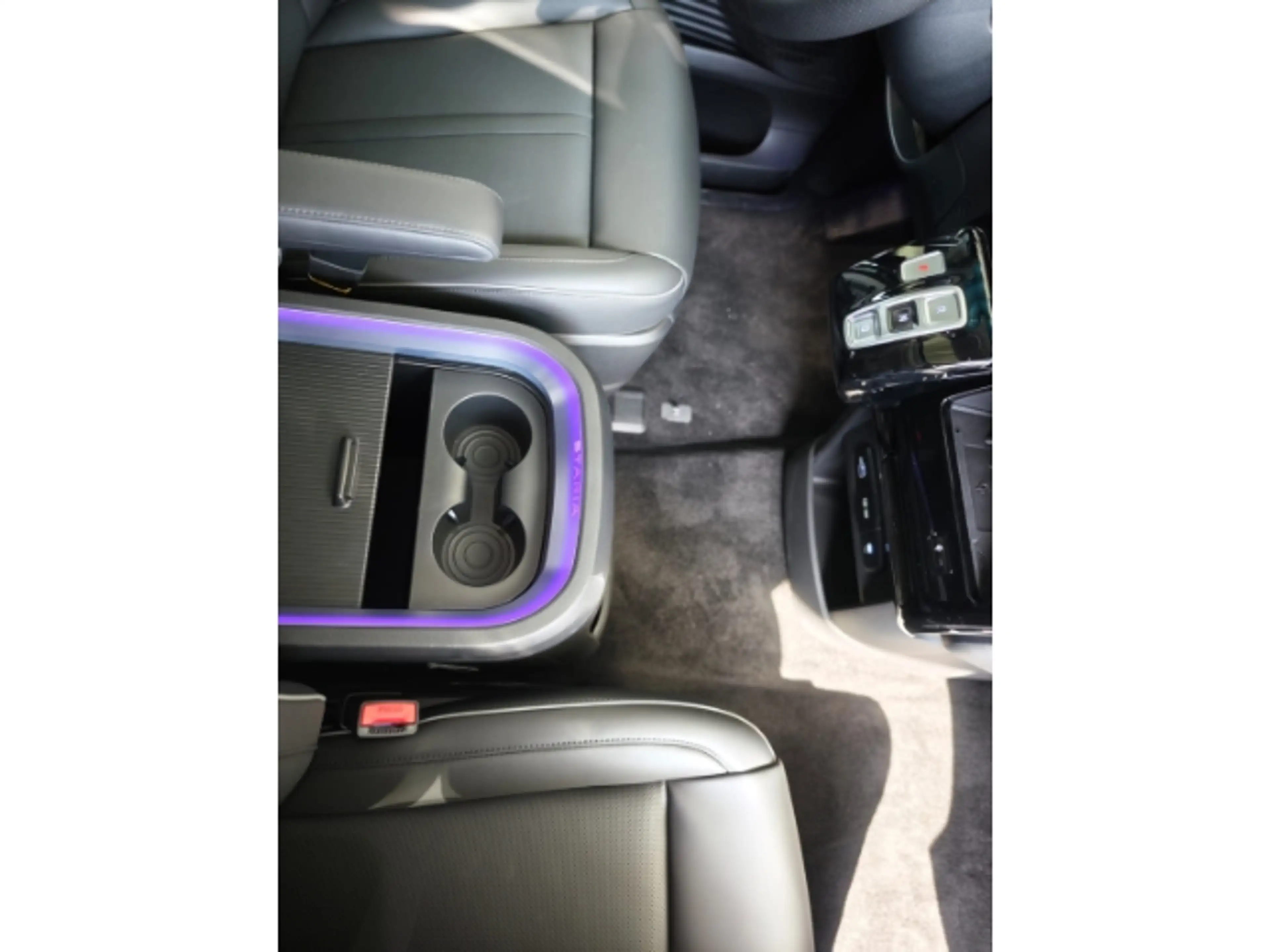 Hyundai STARIA Hyundai Signature Panoramadach Navi Leder Digitale — photo 14