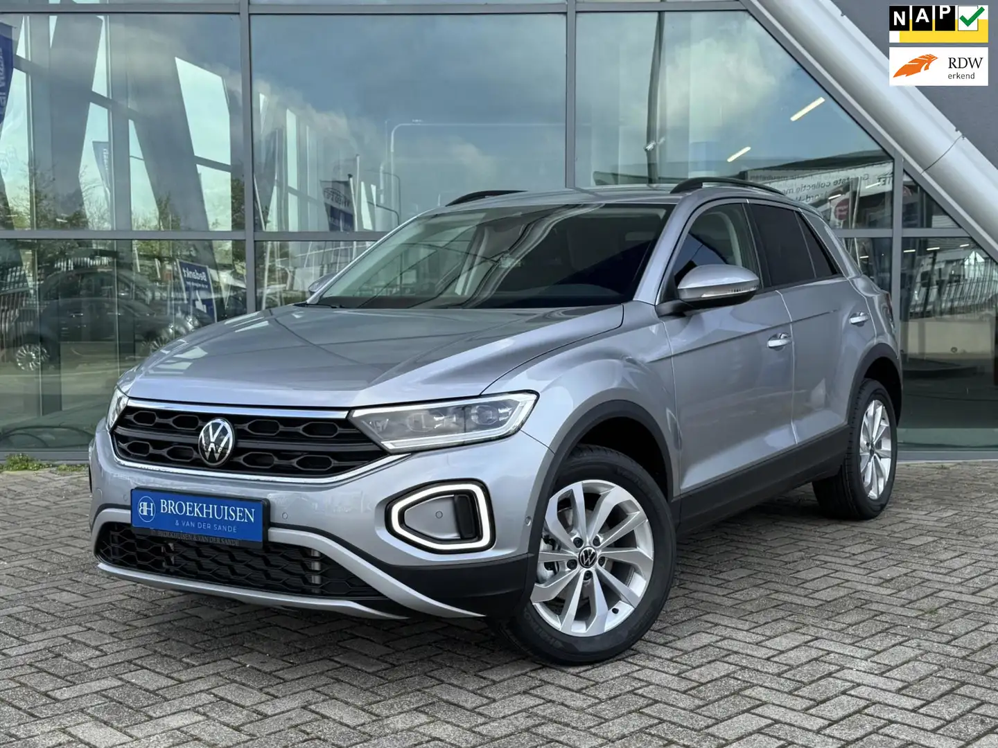 Volkswagen T-Roc 1.5 TSI Life Anniversary Model 150pk Automaat / Ca Zilver - 1
