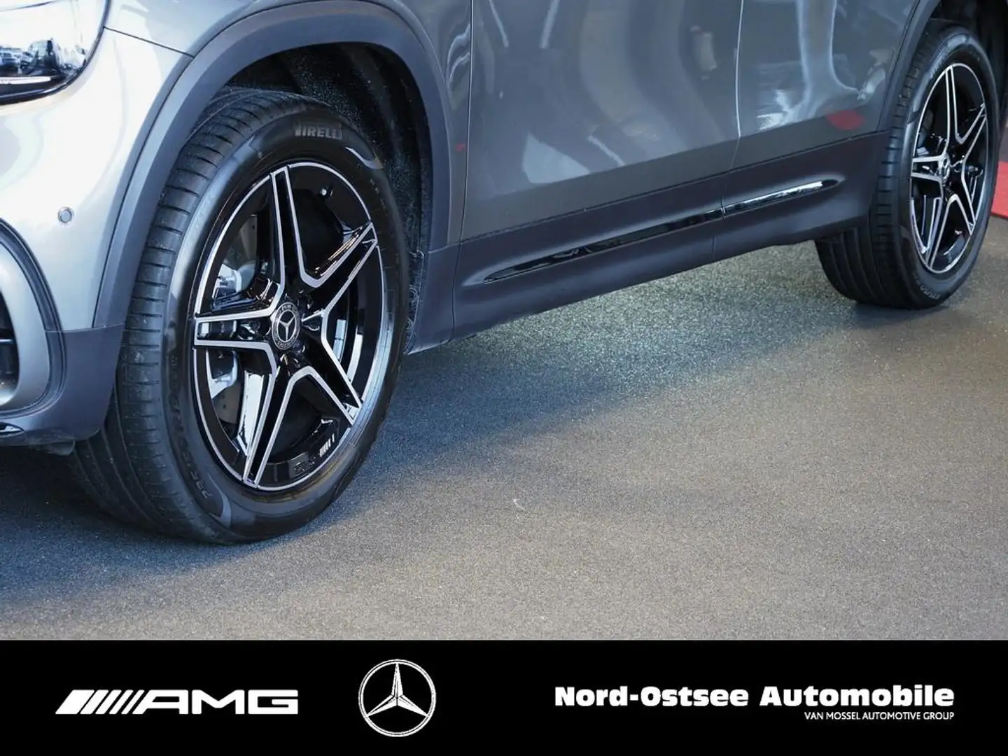 Mercedes-Benz GLB 200 d AMG NIGHT PANO KEYLESS AHK MULTIBEAM Grau - 2