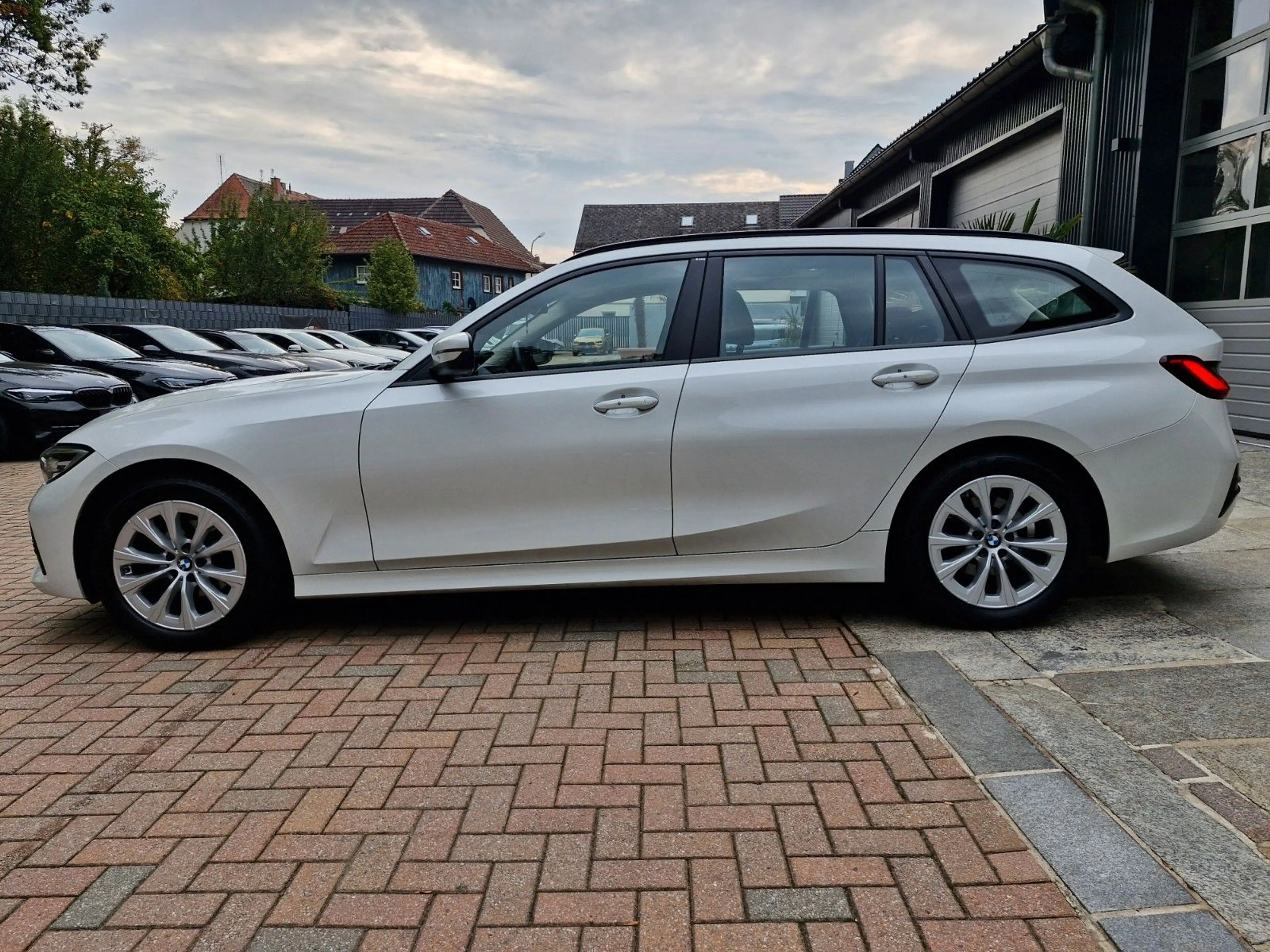 BMW 318 i Advantage 2.Hand Automatik LED Ahk Pano — photo 8