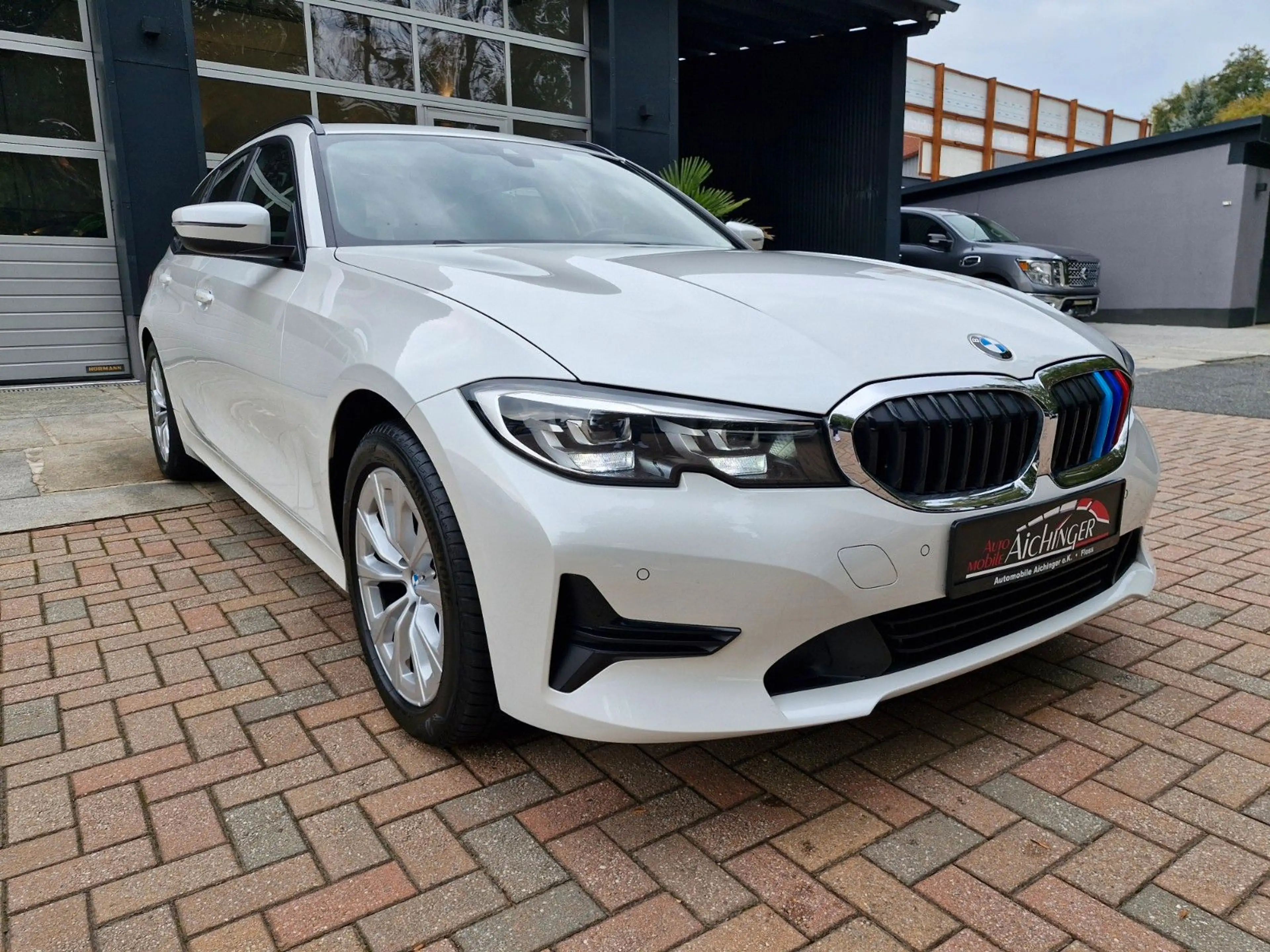 BMW 318 i Advantage 2.Hand Automatik LED Ahk Pano — photo 3