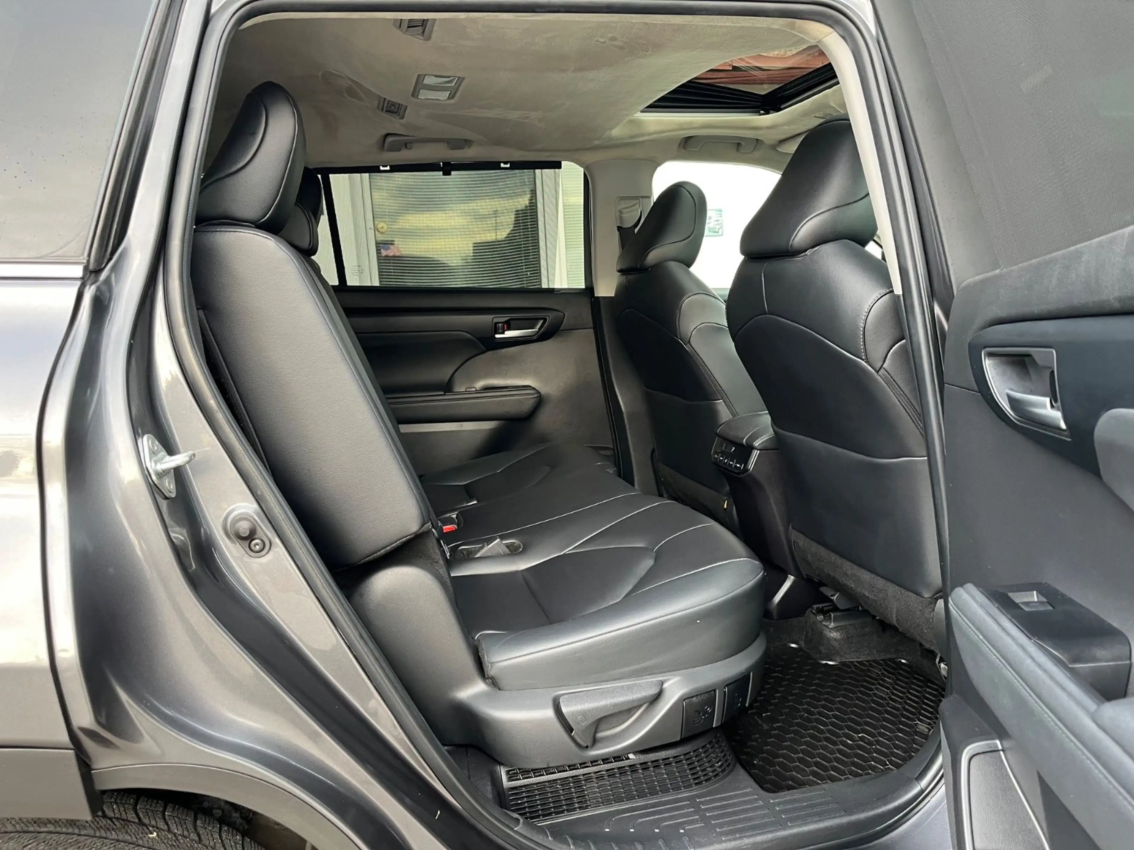 Toyota Highlander 2.5-l Hybrid Schiebedach 8 Sitze — photo 10