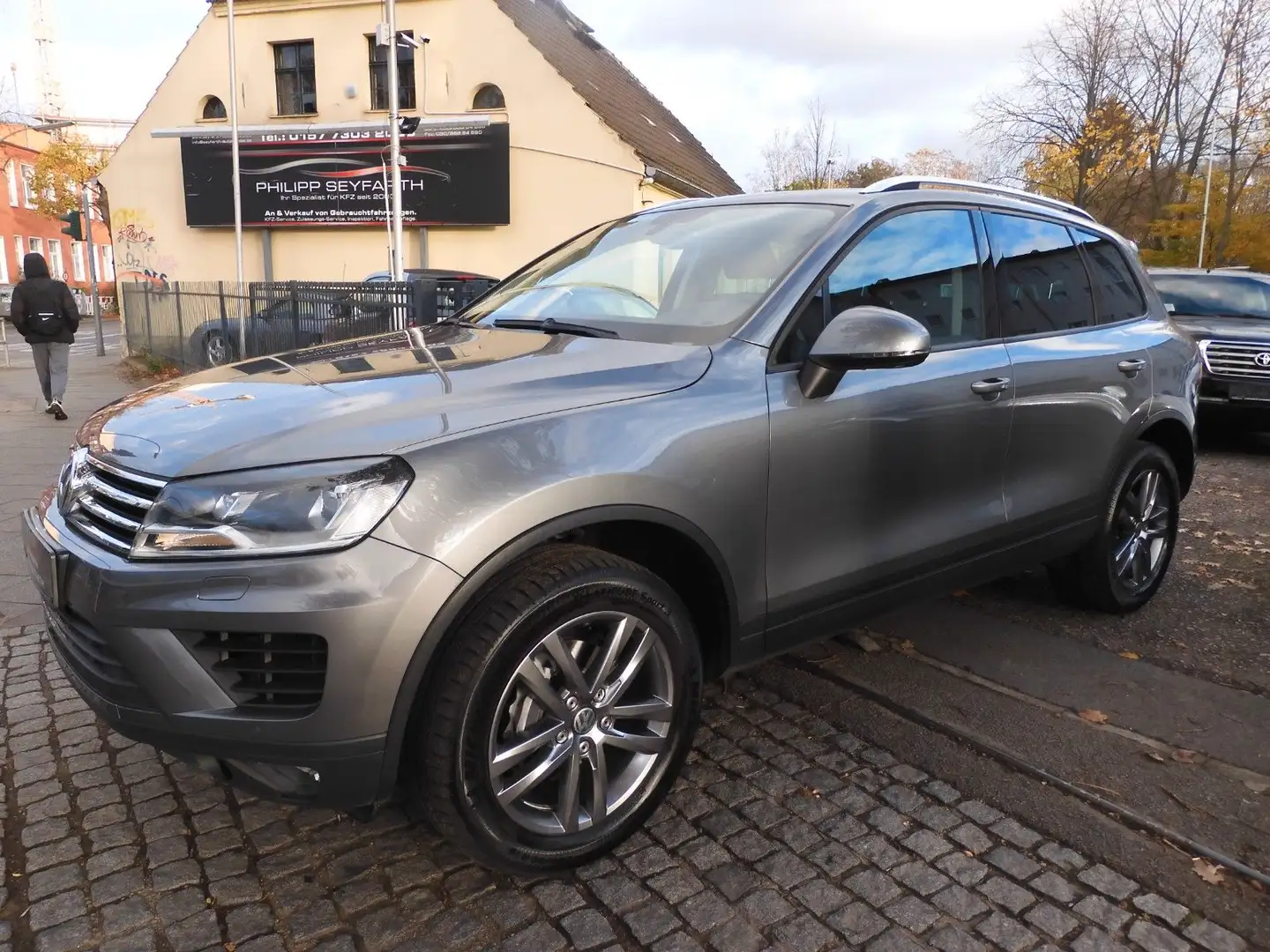 Volkswagen Touareg 3.0TDI V6 4MOTION*AUT.*LEDER*NAVI*PANO* Šedá - 1