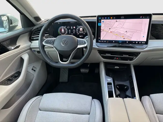 Volkswagen Passat view 10