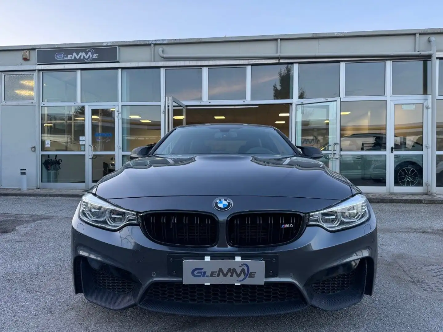 BMW M4 Coupé Grau - 2