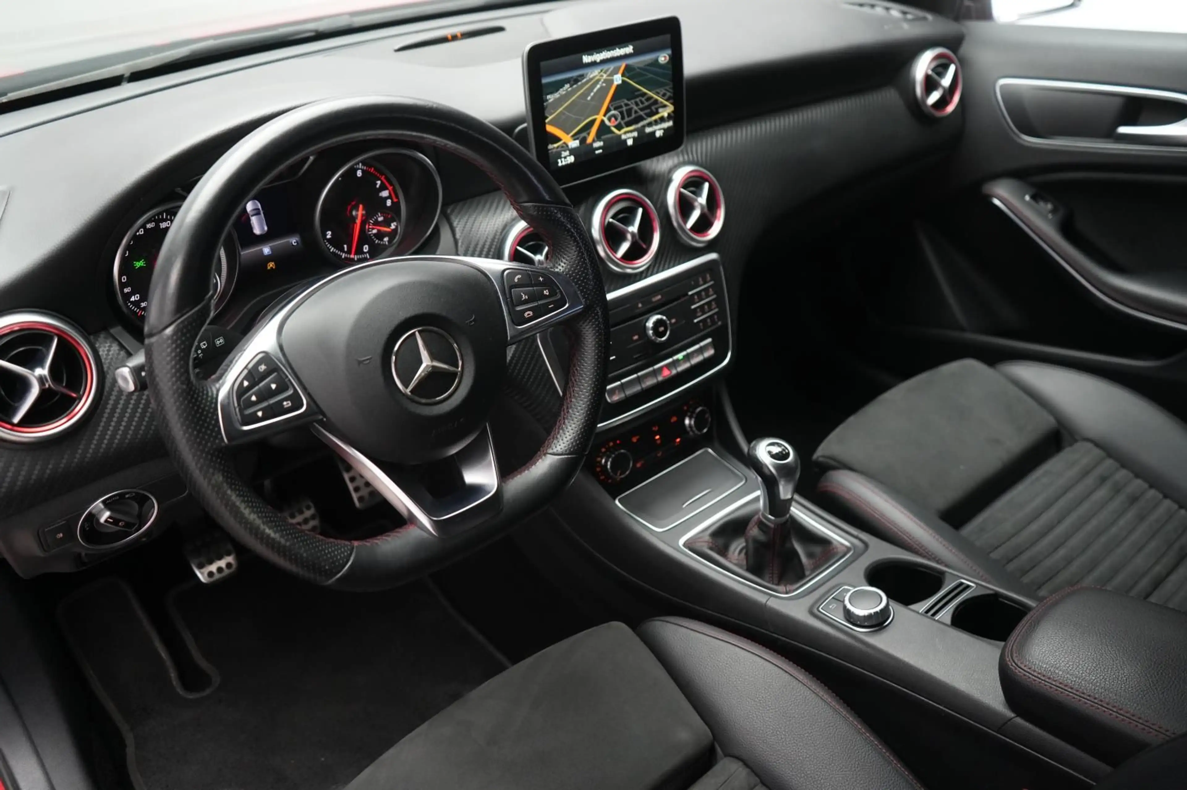 Mercedes-Benz A 180 AMG Line Alcantara/LED/Navi/PDC/SHZ/Tempom — photo 12