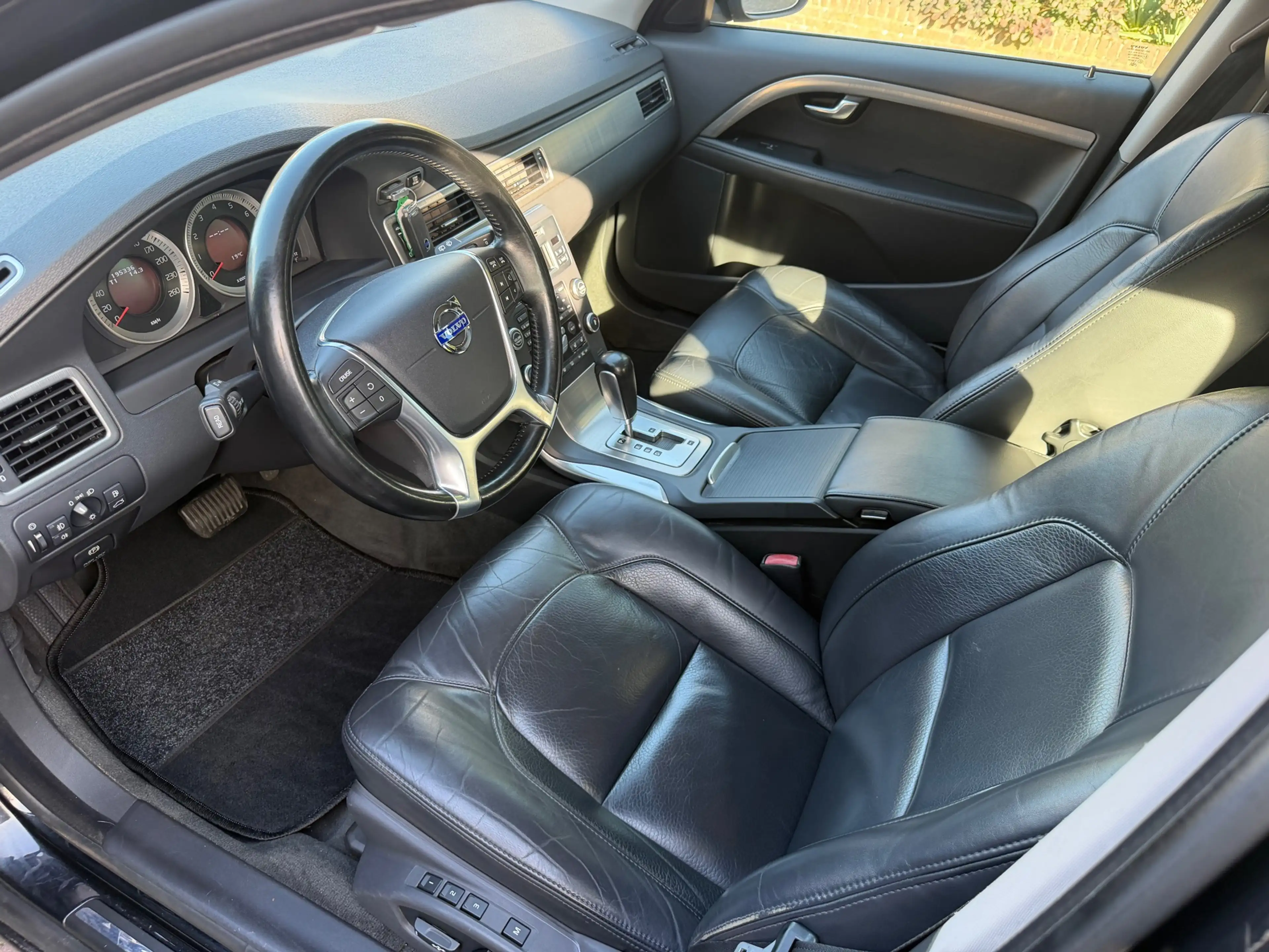 Volvo V70 2.0 T5 Summum — photo 11