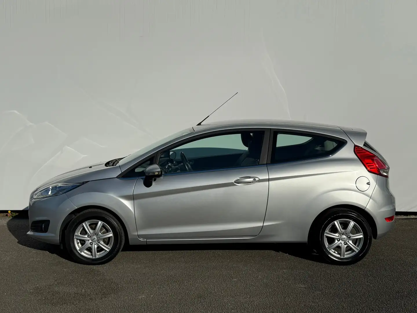 Ford Fiesta 1.0 EcoBoost Titanium Sportvelgen | LED | Navigati Grijs - 2