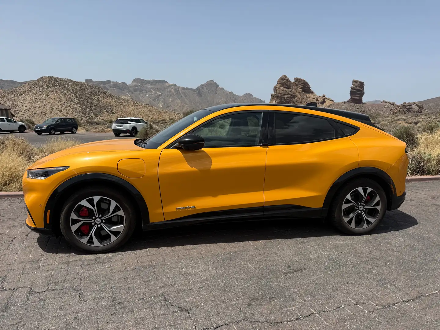 Ford Mustang Mach-E Mustang Mach-E Premium AWD Rango estandar Premium Amarillo - 2