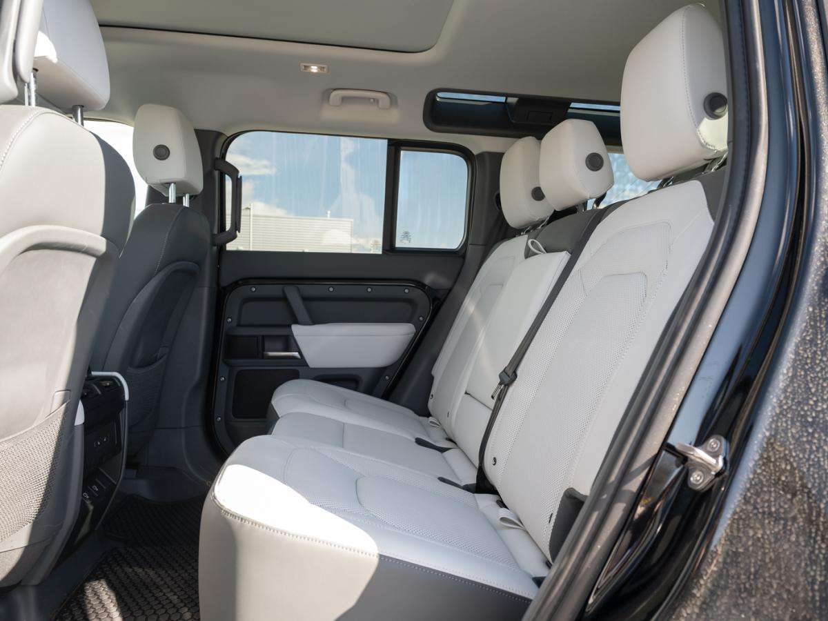 2025 Land Rover Defender 110 P400 X-DYNAMIC SE alt 5