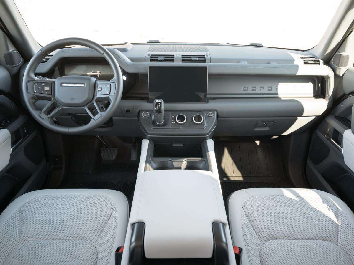 2025 Land Rover Defender 110 P400 X-DYNAMIC SE alt 4