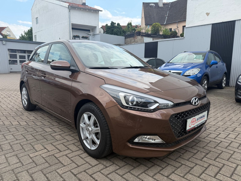 Hyundai i20 Style 1.Hand+34TKM+R.Kamera+Navi+SHZ+8-Fach