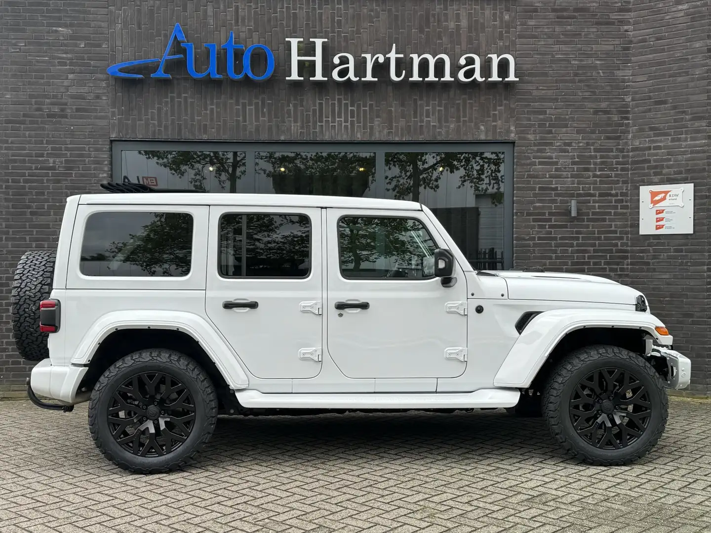 Jeep Wrangler Unlimited 4xe 380 Sahara BRUTE | SKY ONE CABRIO | Wit - 2