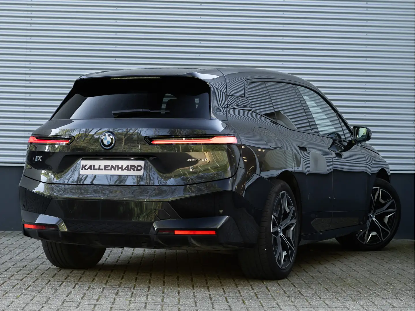 BMW iX xDrive50 - Sportpakket - Pano - Driving Ass Prof - Grigio - 2