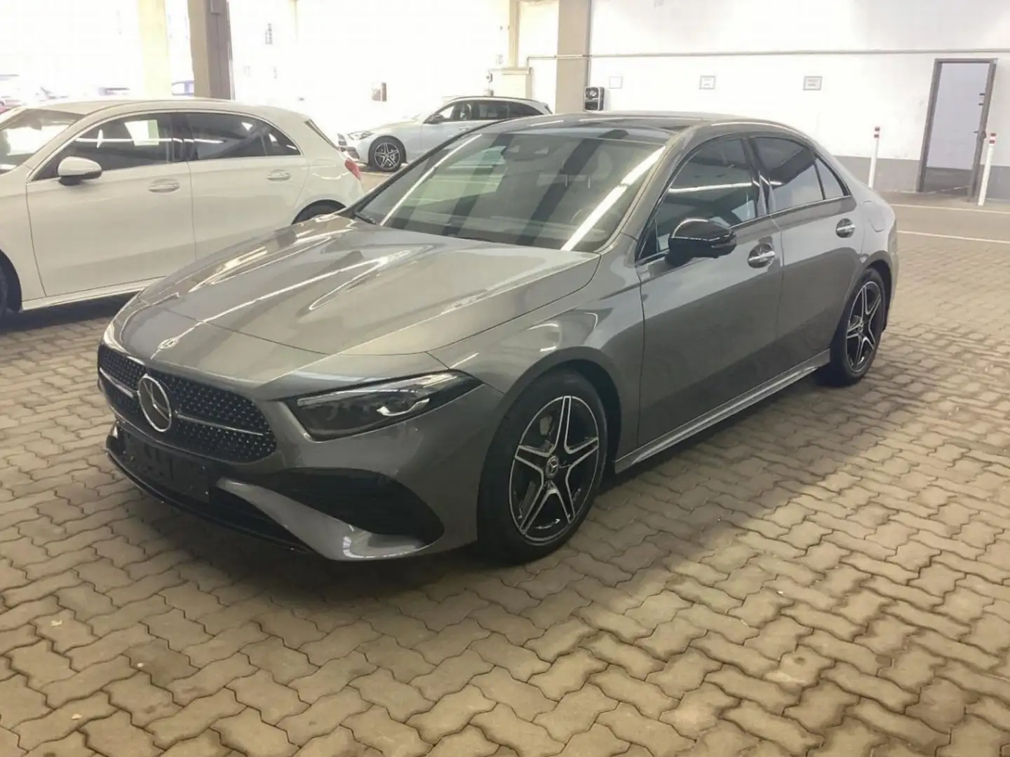 Mercedes-Benz A 220 d Limo AMG Prem+ DISTRO Pano AHK Memo MLED Gris - 2