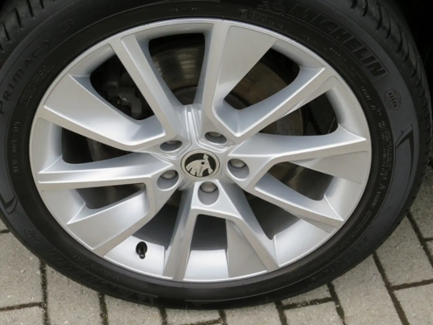 Skoda Karoq Style 4x4 2.0TDI AHK LED RFK Vario NAVI Grey - 2