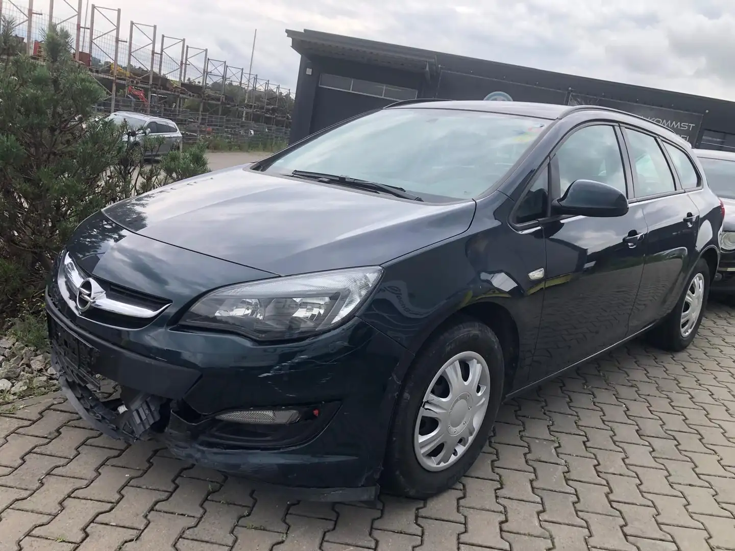 Opel Astra J Sports Tourer Edition schaden Front Vert - 1