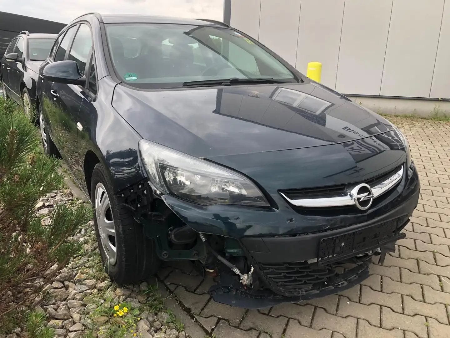 Opel Astra J Sports Tourer Edition schaden Front Vert - 2