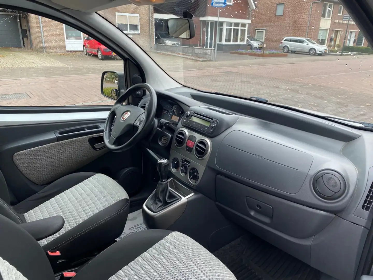 Fiat Qubo 1.4 DYNAMIC / AIRCO / TREKHAAK / ELEK. RAMEN / RAD Grijs - 2