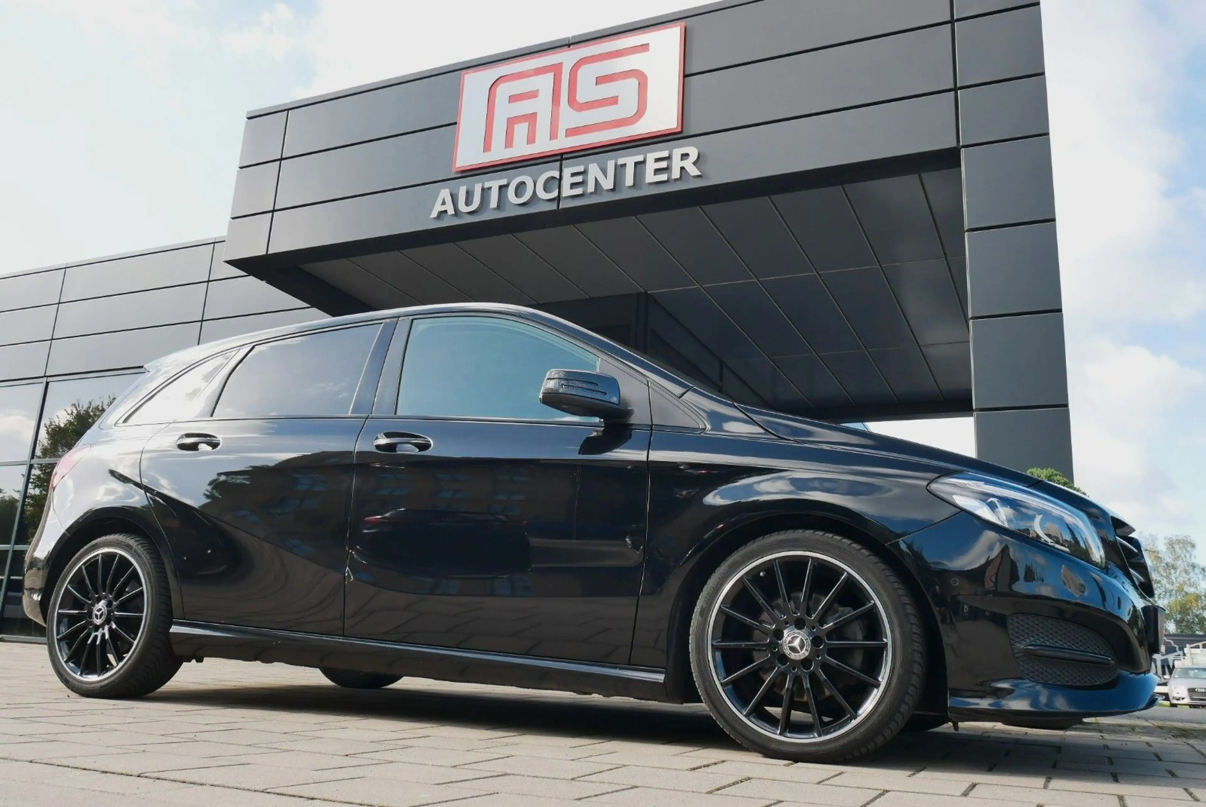 Mercedes-Benz B 220 d 4Matic Urban Night 18"Alu LED AHK DAB