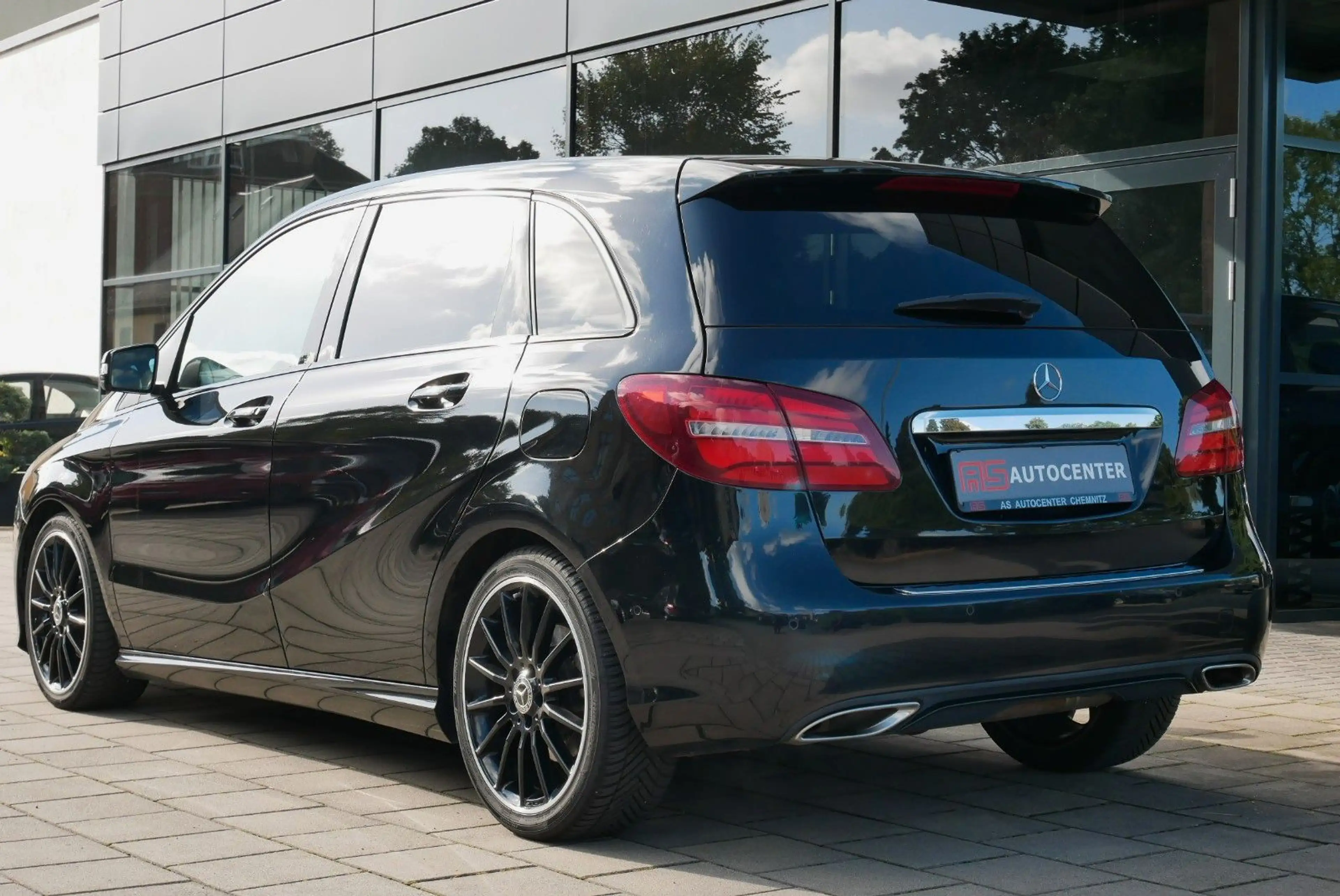 Mercedes-Benz B 220 d 4Matic Urban Night 18"Alu LED AHK DAB — photo 5