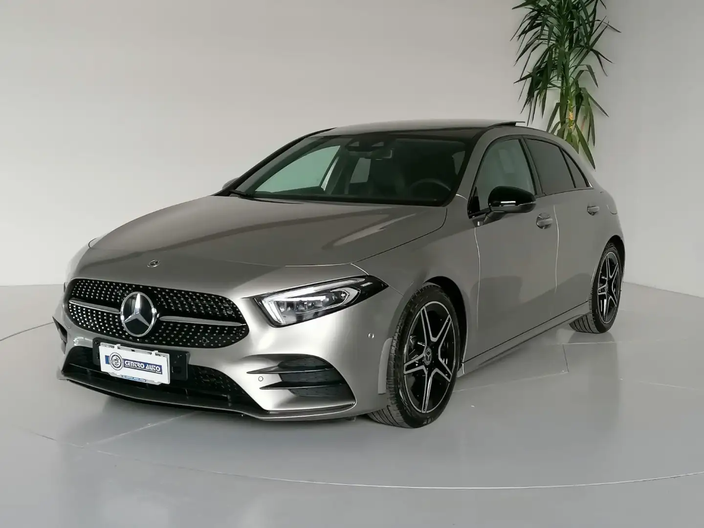 Mercedes-Benz A 200 d Automatic Premium Grijs - 1
