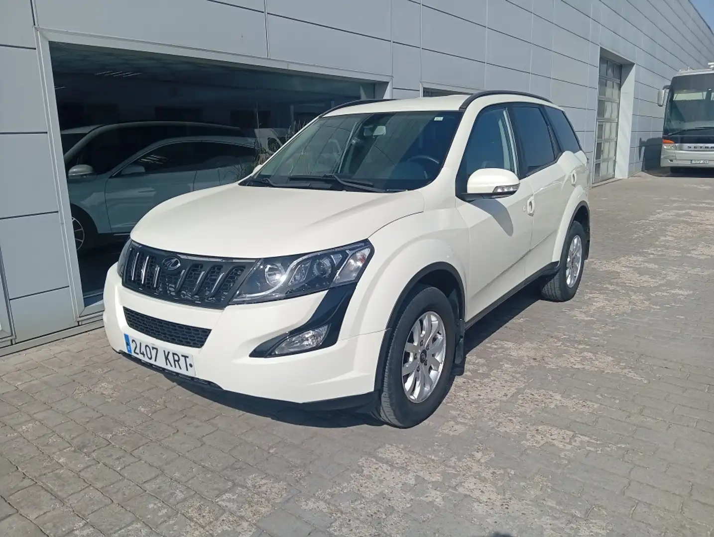 Mahindra XUV500 2.2D W8 FWD Weiß - 2