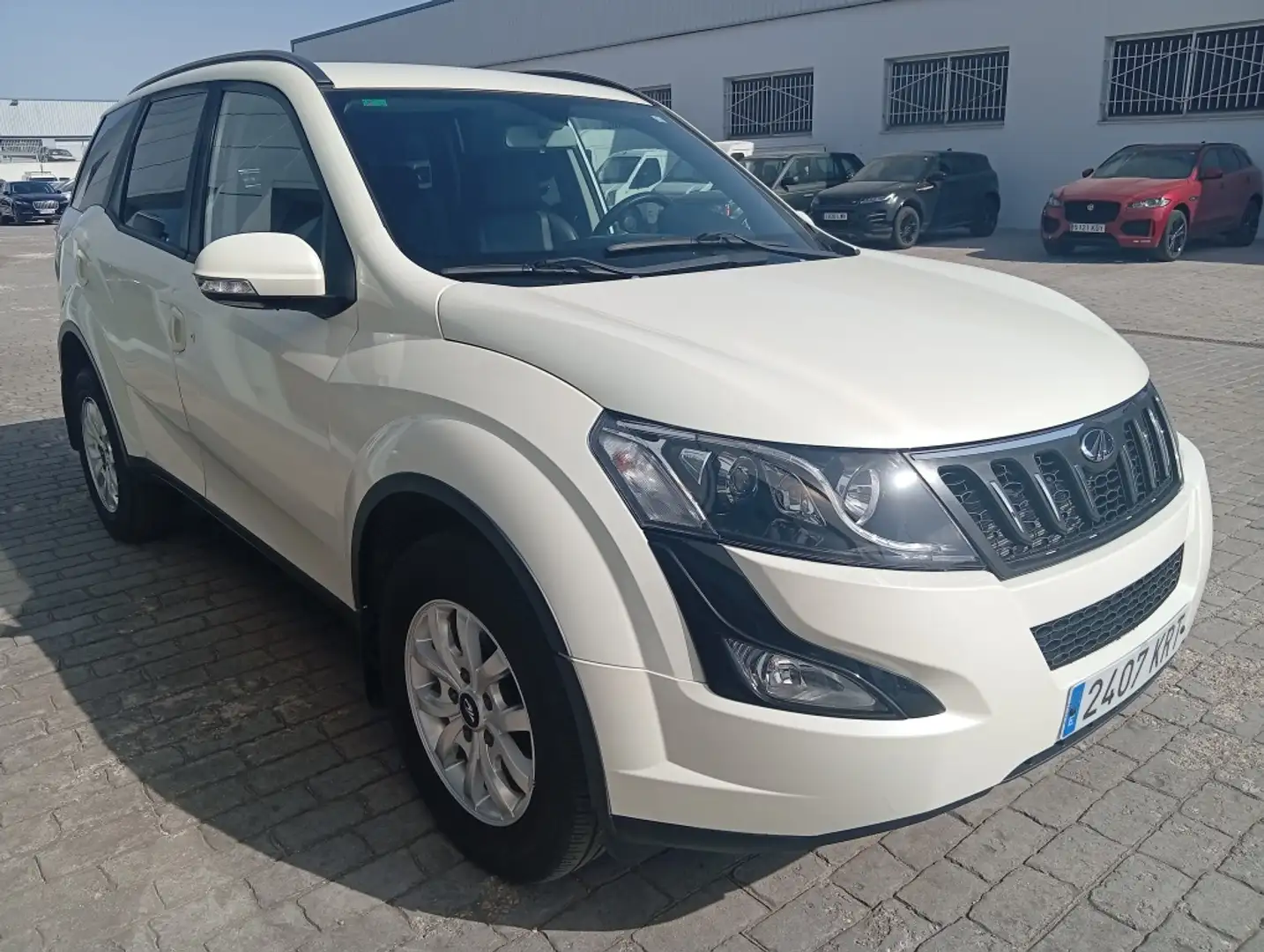 Mahindra XUV500 2.2D W8 FWD Weiß - 1