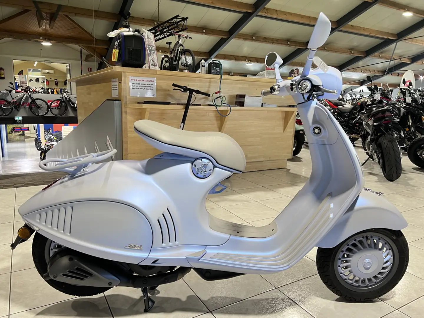Vespa 946 Snake Burdeos - 1