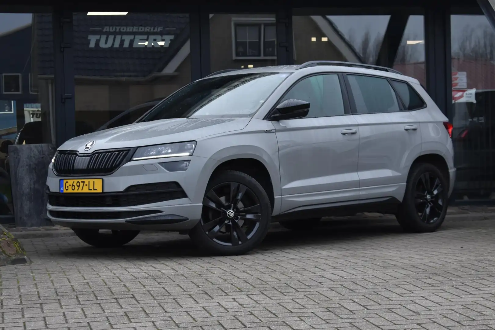 Skoda Karoq 1.5 TSI ACT Sportline | TREKHAAK | CAMERA | NAP | Grijs - 1