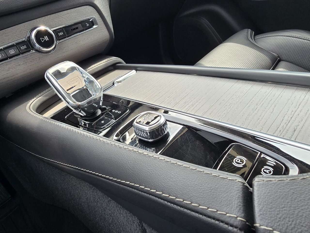 2025 Volvo XC90 UP TO *5YR/UNLIMITED KM WARRANTY... thumb 32
