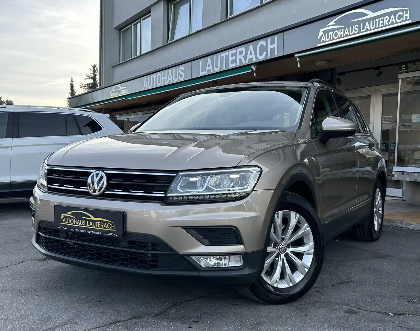 Volkswagen Tiguan 2.0 TDI Comfortline DSG *1.BESITZ *61.000KM *AHK Beige - 1