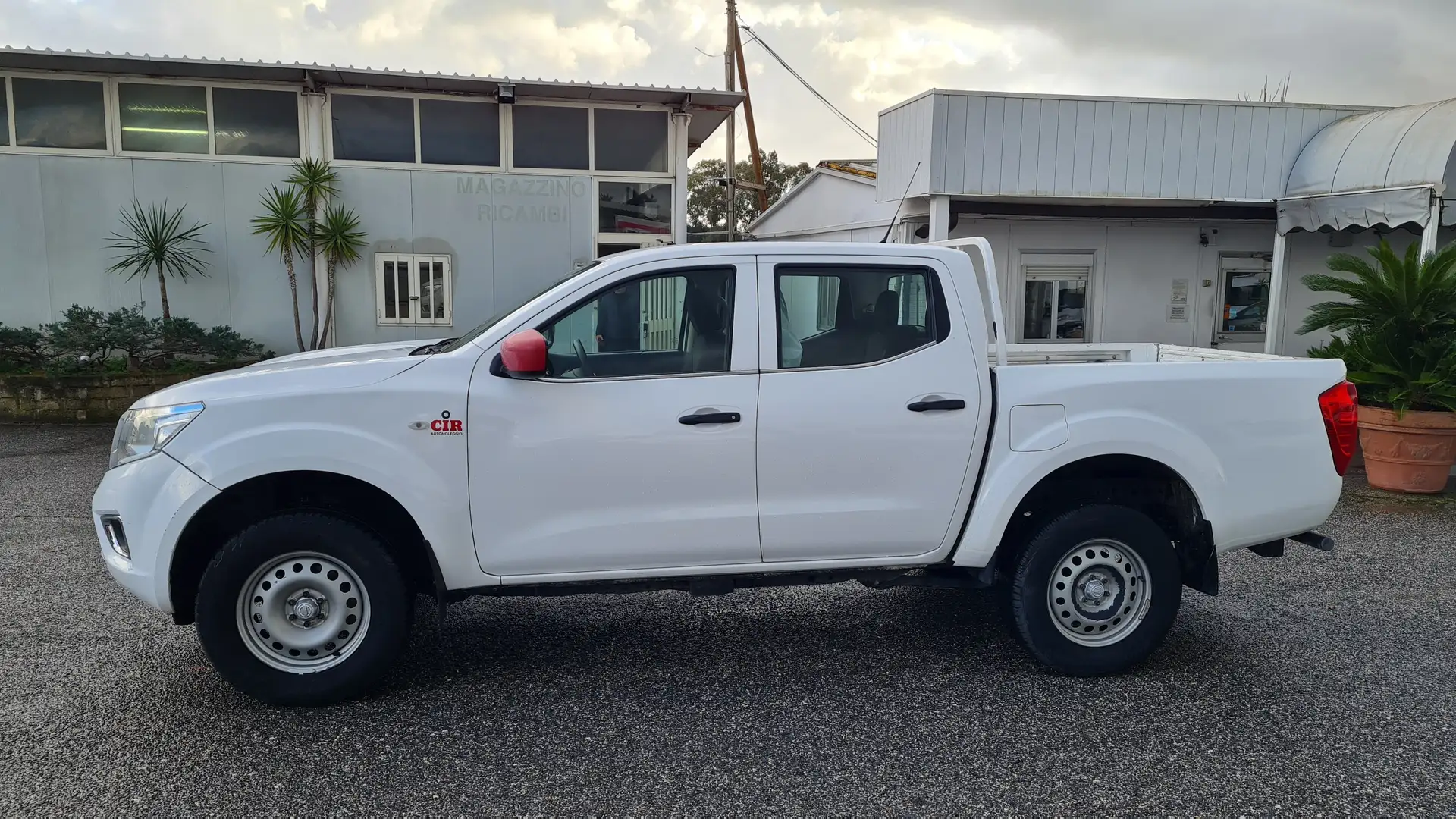 Nissan Navara Navara III 2016 2.3 dci d.cab Visia 4wd 163cv my19 Bianco - 2
