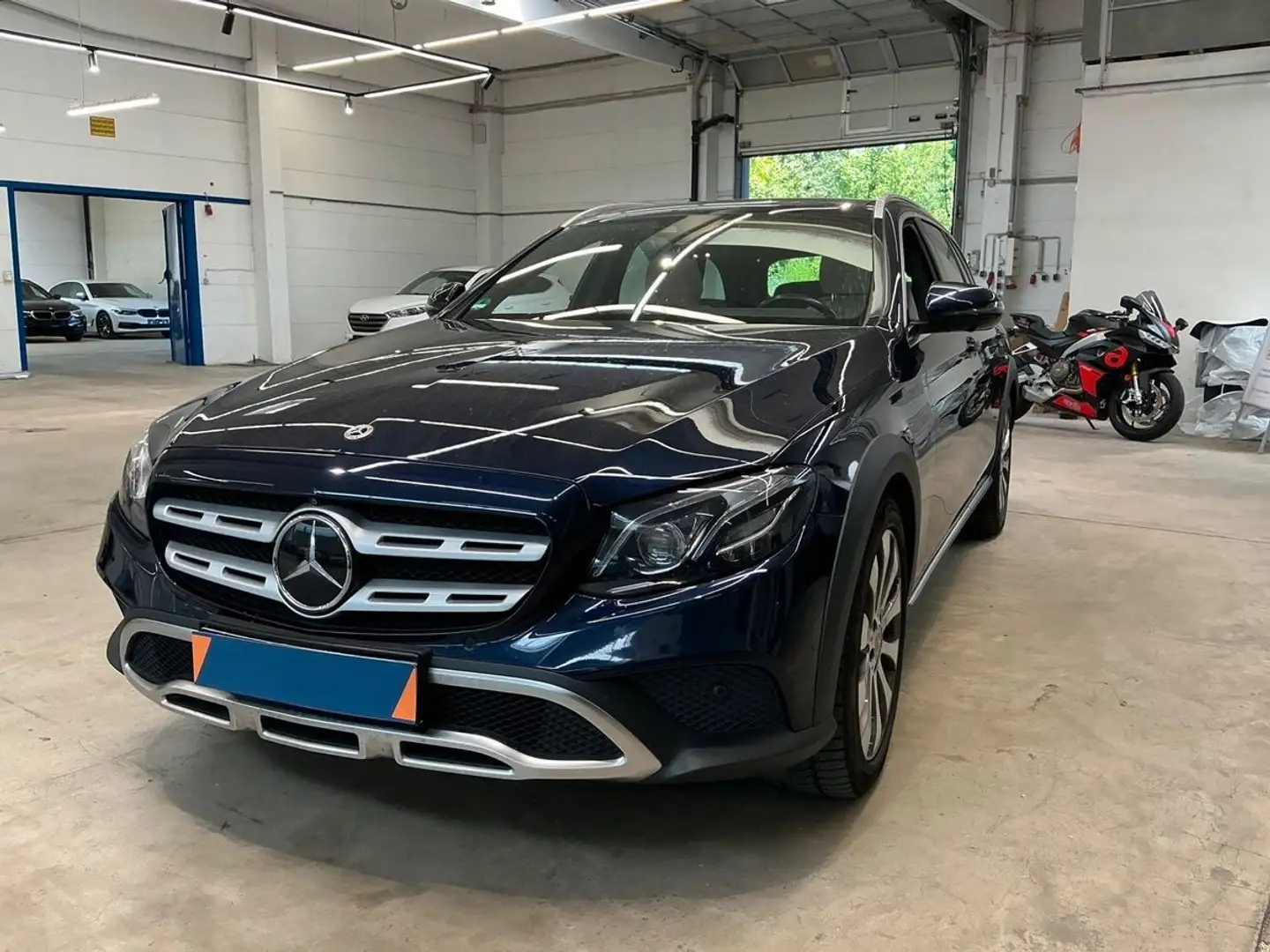Mercedes-Benz E 400 d T 4M All-Terrain +AHK+ACC+360°+MBUX+PANO Blau - 1