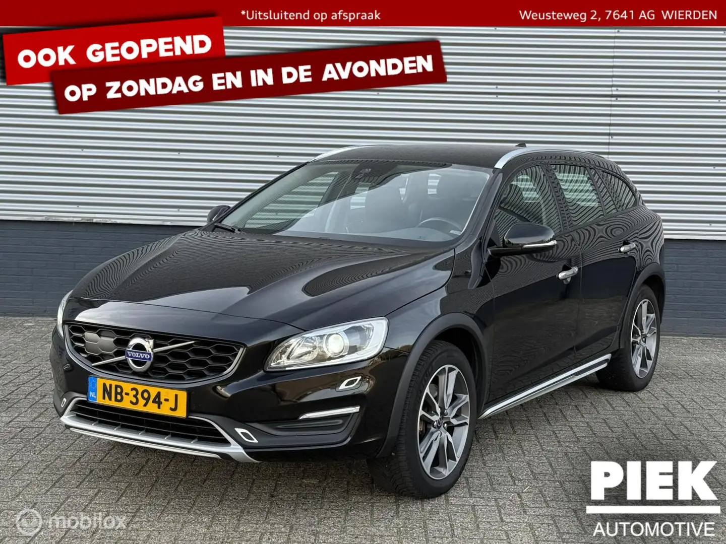 Volvo V60 Cross Country 2.0 D3 Summum Zwart - 1