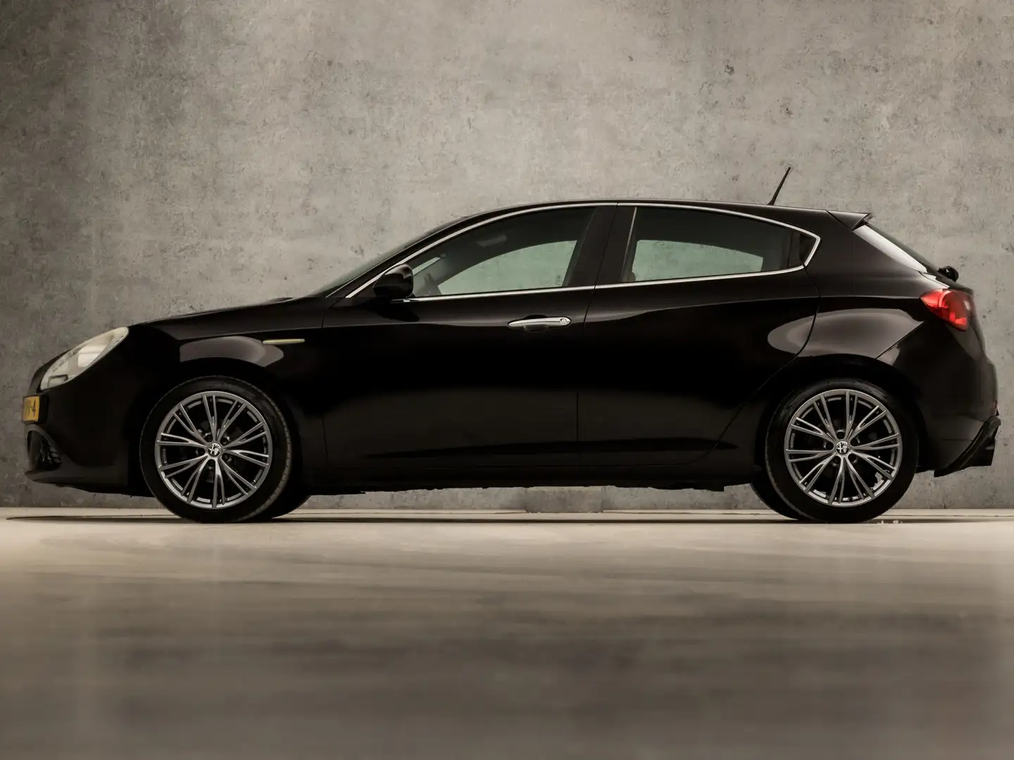 Alfa Romeo Giulietta 1.4 T Distinctive (NAVIGATIE, CLIMATE, XENON, LEDE Negro - 2