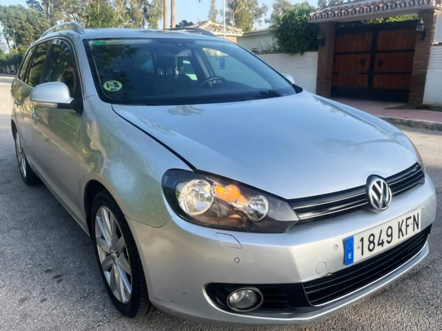 Volkswagen Golf Familiar Automático de 5 Puertas Gris - 1