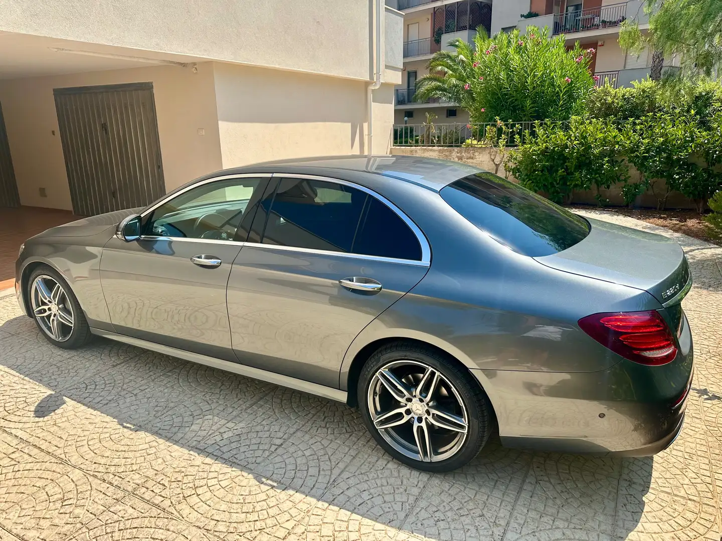 Mercedes-Benz E 220 E 220 d AMG Line auto Grigio - 2