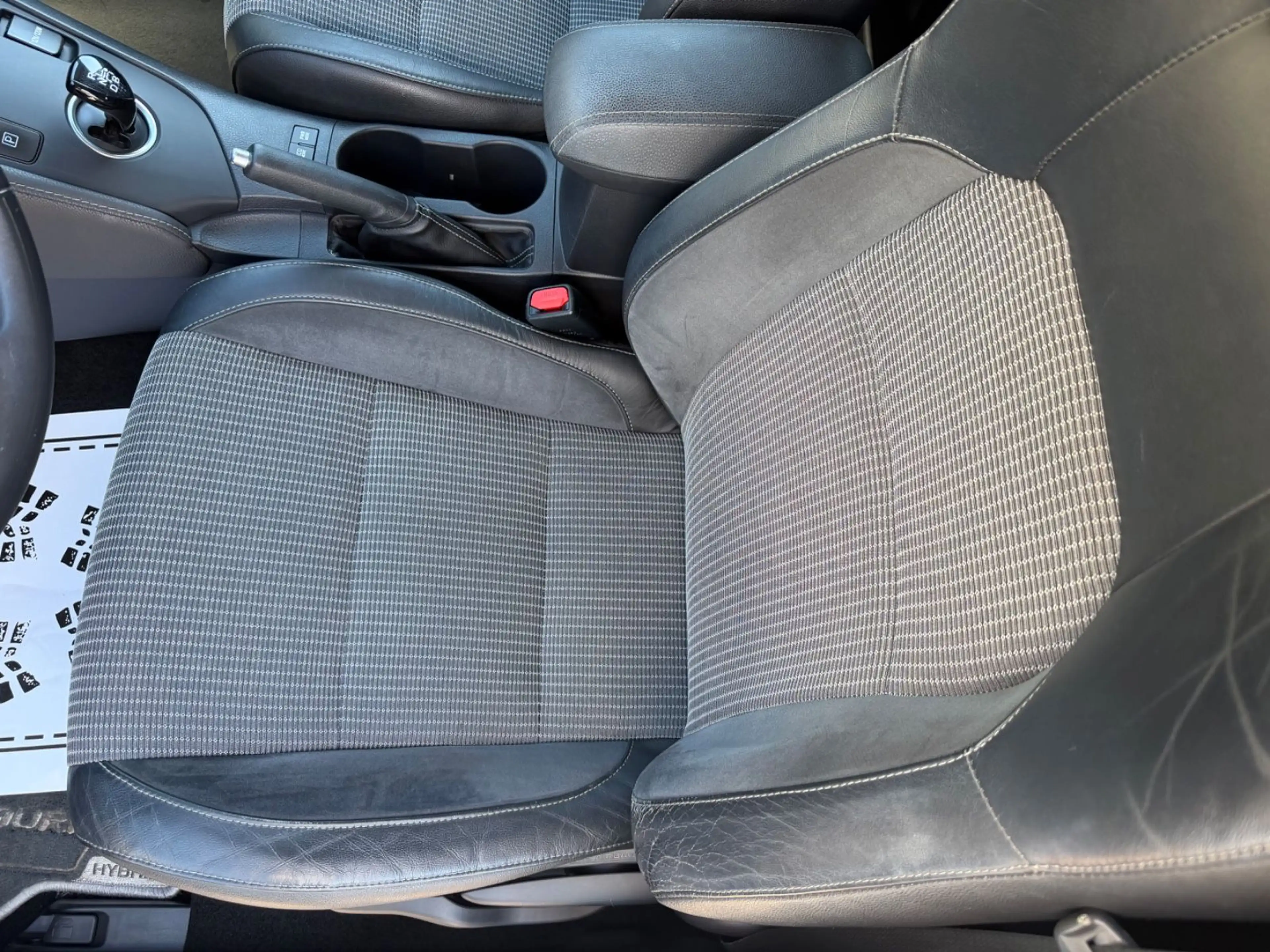 Toyota Auris Hybrid Executive — photo 12